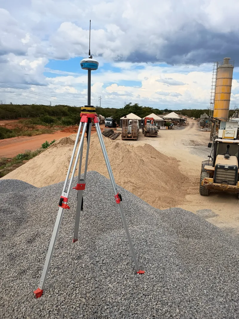Trabalho de topografia em campo na região