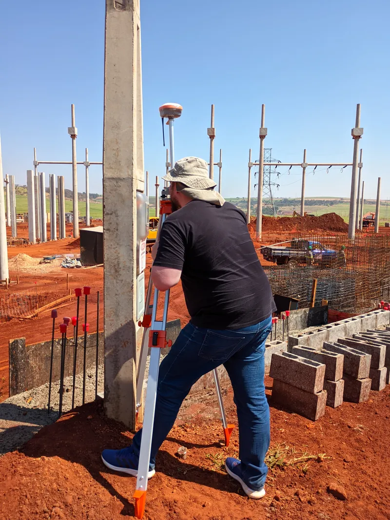 Estação total e receptor GNSS em obra